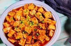 “麻辣豆腐”这道菜，要趁热烹调速度快，菜肴质量好