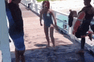 搞笑gif:妹子,这个下水的姿势太帅了!