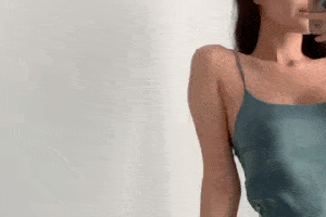 gif搞笑趣图:美女身材很苗条,爱自拍的姑娘都很漂亮