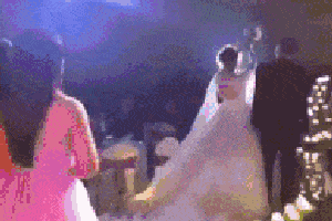 搞笑gif:为了抢到捧花,伴娘付出了沉痛的代价