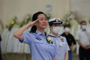 亲爱的,一路走好!警察妻子敬礼送别抗洪烈士丈夫!