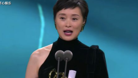 赵丽颖痛失白玉兰视后后，首次曝光儿子合照，儿子搞怪可爱