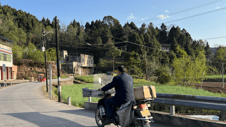 63岁乡邮员在岗40年拿不到养老金,你觉得是谁的问题?