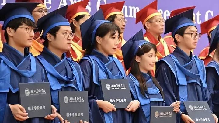 你喜欢穿中国风学位服吗?
