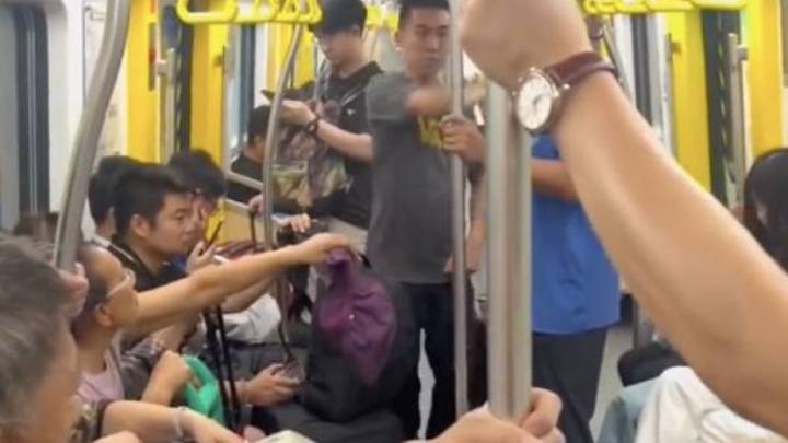 掌掴争执占座大爷的小伙,已被找到,你怎么看?