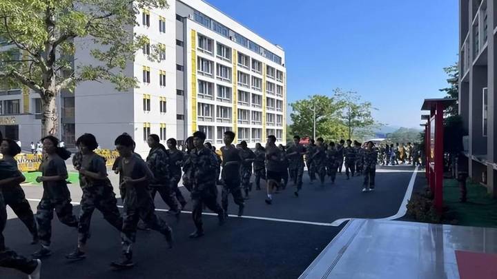 广东一学校近700名学生集体退学,教育局有责任吗?