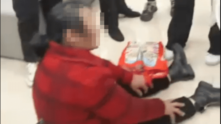 女子30万存款被转成理财,一分钱都取不出来坐在地上痛哭,银行有责任吗?