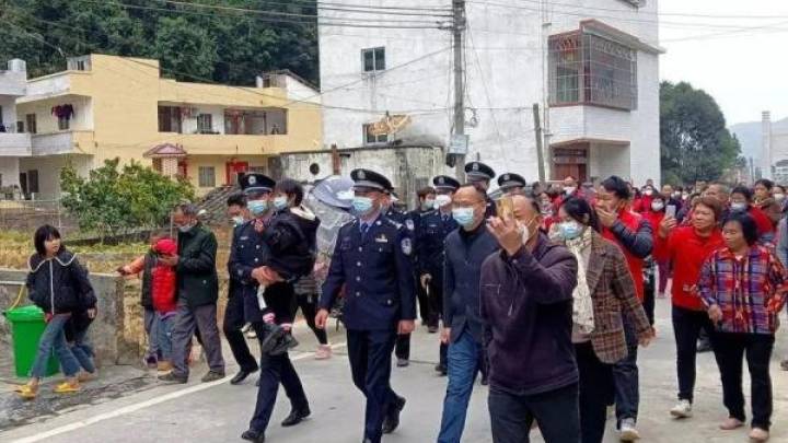 4岁女童被邻居拐走6万卖掉,2天后在衣柜中获救,她的记忆丢失了吗?