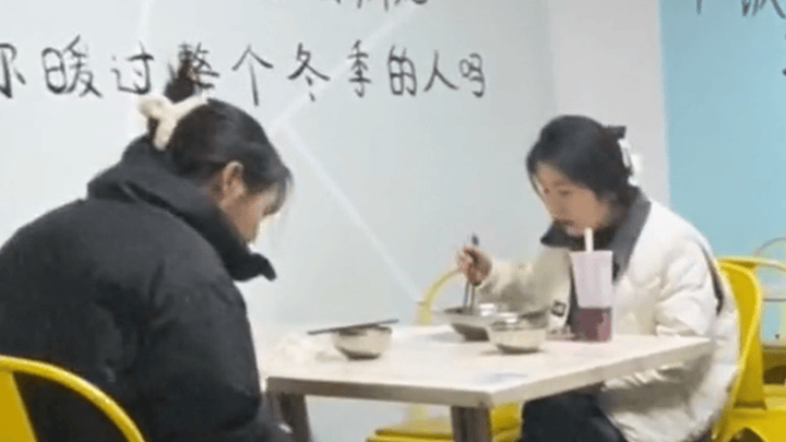 两女子将饭店餐锅放在地上喂狗,是故意的吗?