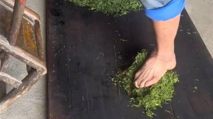 村民赤脚踩捻的传统茶,你敢喝吗?