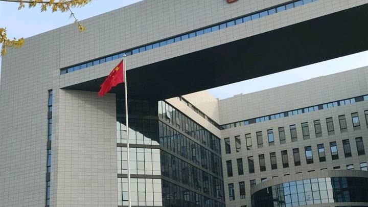 丈夫工伤身亡,妻子移植胚胎产下男婴,应该向相关单位索赔抚养费吗?