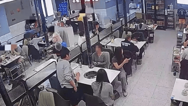 烧烤店三名男子搭讪骚扰女生,殴打店员均被刑拘,你支持重判吗?