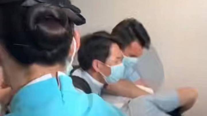 厦航飞行员在女厕所偷拍乘务被抓现行,你支持重判吗?