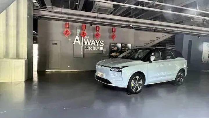 上海总部连续2个月没发工资,你会选择自己垫付社保吗?