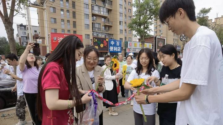 2023年高考首日见闻,你为青春作答了吗?