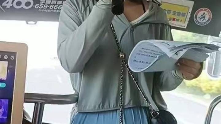 女导游穿阔腿裤被质疑是色情营销,这种质疑是否合理?