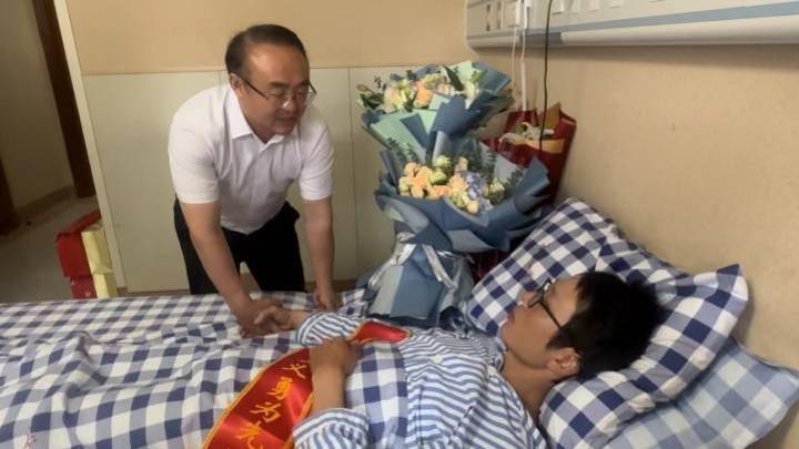 跳桥救人小哥彭清林捐出企业奖的房子和钱,你感动了吗?