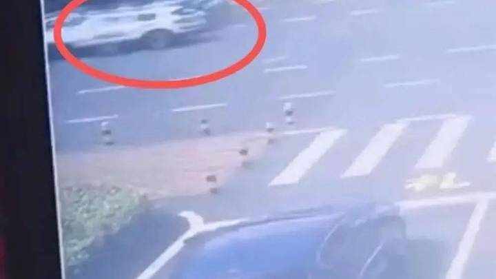 特斯拉海口连撞多车致1死1伤,应该被追究法律责任吗?