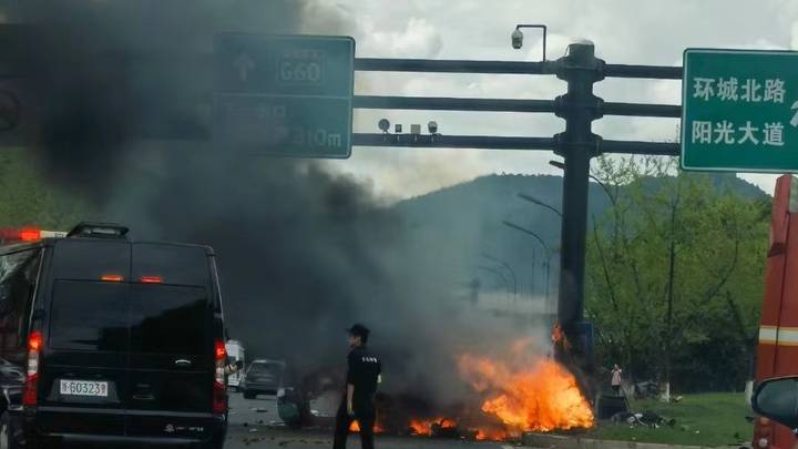 一车辆撞上路柱起火,驾驶员经抢救无效死亡,应该追究其责任吗?