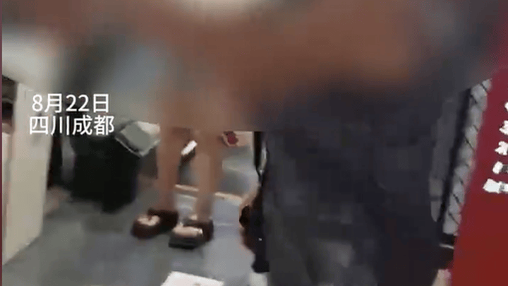 成都一商场内女子与coser冲突,当事人应该和解吗?