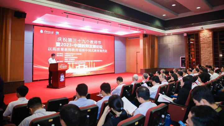 这十位教师荣获首届叶圣陶教师奖,是实至名归吗?