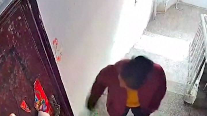 男子遭女邻居砸门咒骂近一年,报警五十次不管用,你怎么看?