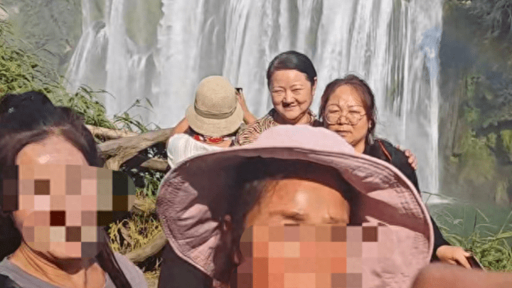 游客在黄果树瀑布拍照遭大妈挡镜头阻拦,景区有责任吗?