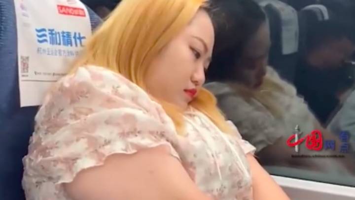 286斤女生出行视频遭骂,你觉得应该多点包容吗?