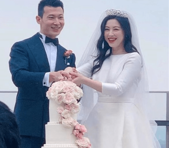 原创朱珠晒老公合照,大肚写真证实怀孕,她的婚姻是否有奉子成婚的可能