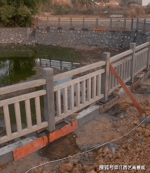 乡村鱼塘水泥护栏安装过程,国标梯形八步仿木栏杆制作视频效果图