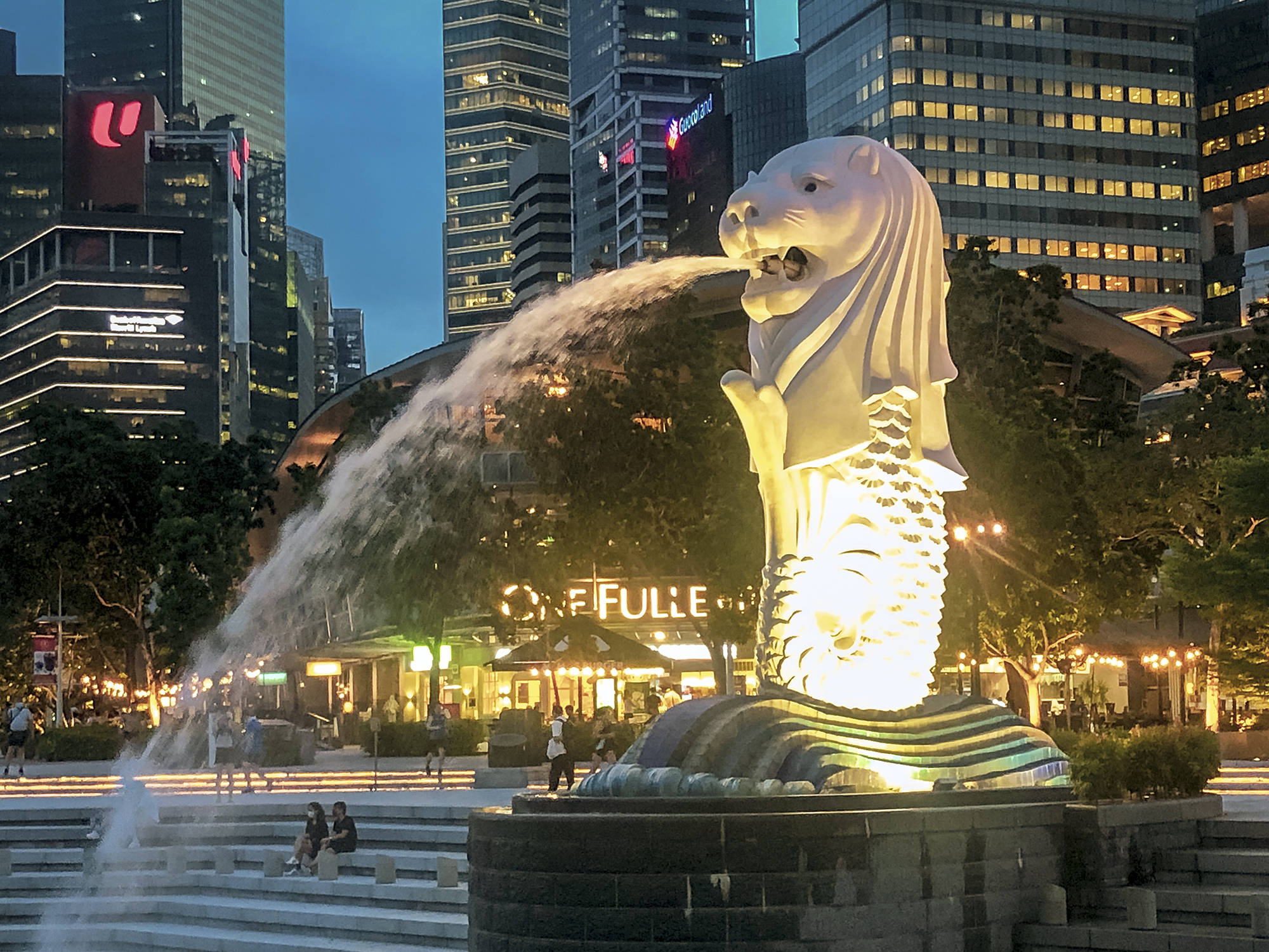 新加坡滨海湾花园掠影,鱼尾狮身像喷珠溅玉