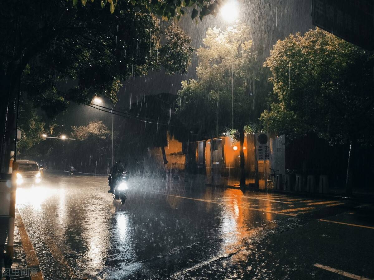 雨夜,在雷声里,欣赏闪电的靓丽!_城市