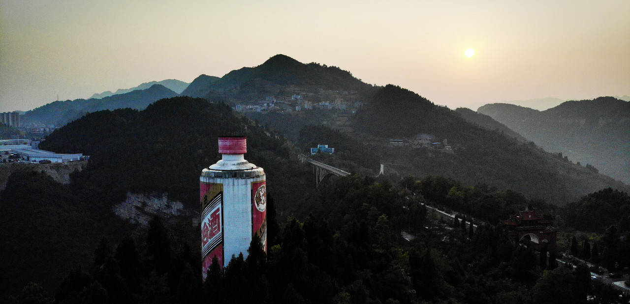 茅台镇风云(上):酱酒发"疯",资本十面埋伏_贵州茅台