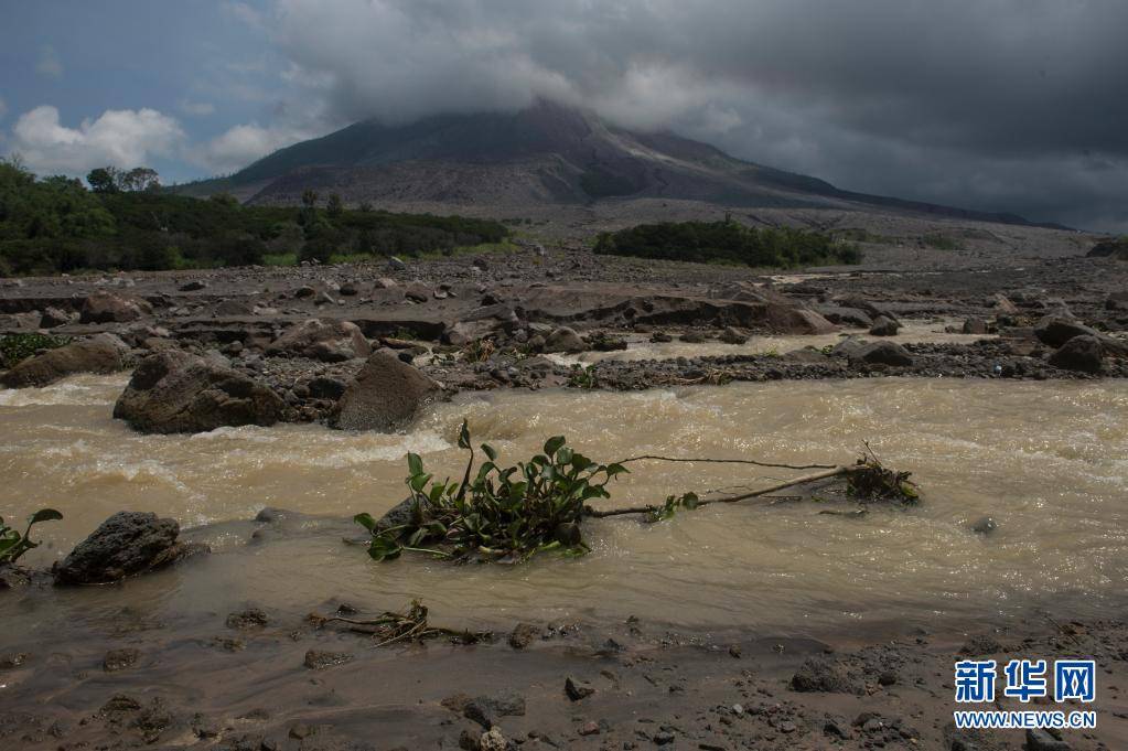 印尼锡纳朋火山喷发 闪电和火山灰电光石火般交映