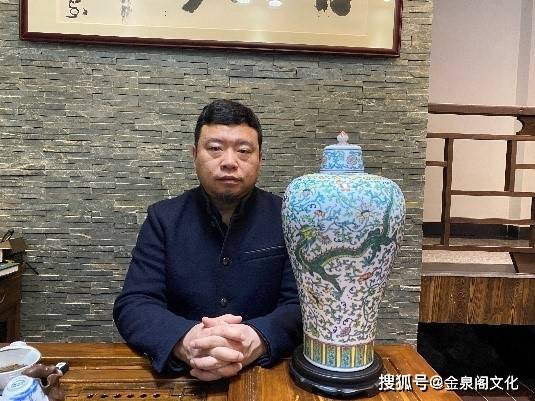 阳士琦斗彩龙凤穿花纹梅瓶