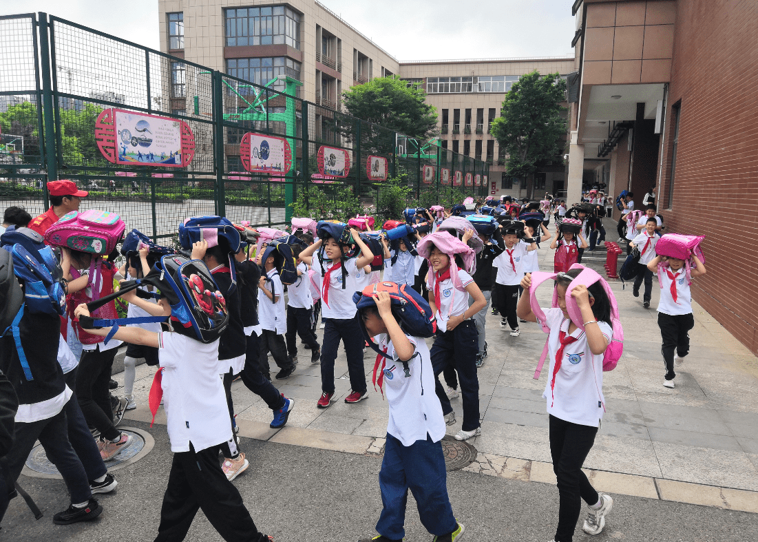 南京市地震局奋斗村社区在青秀城小学举办校园地震应急实战演练