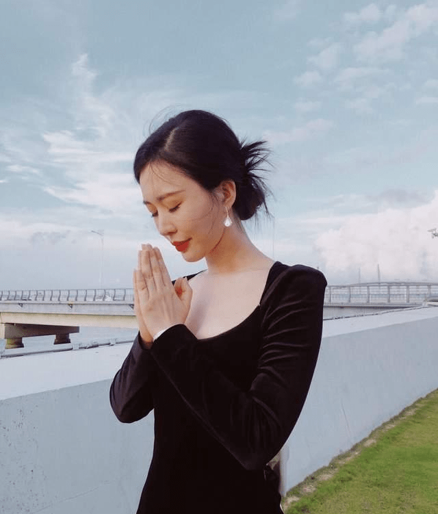 田朴珺穿长裙露美背赴藏朝圣,后有颈佛牌纹身