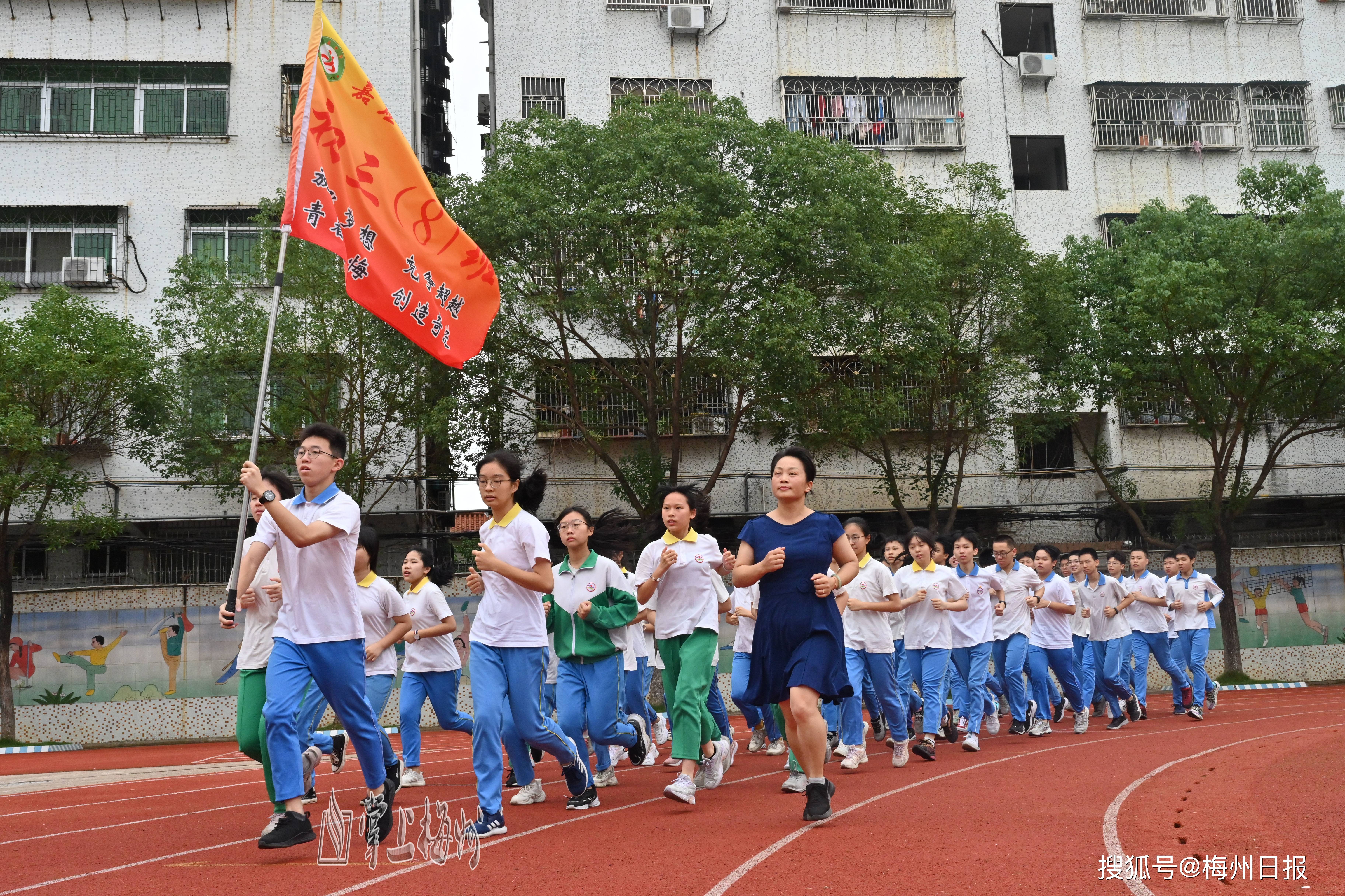 梅州后浪你们奋斗的样子真燃一起为初三学子打气助力