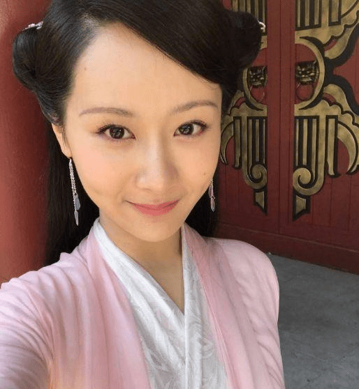 杨紫参加线下活动生图p图过后看着像杜华这p图师是一个人