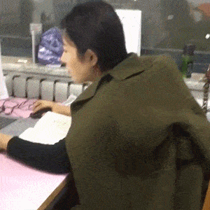 "然后向后门走去,走到门口的时候回头对我喊到"xx,今天去哪吃饭?