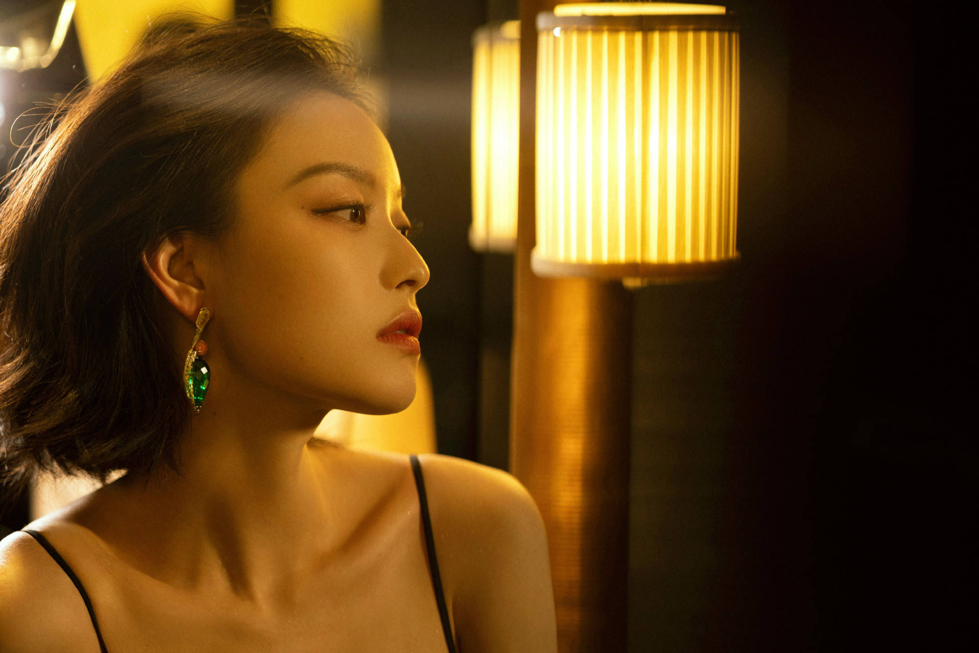 倪妮拍摄迷离风大片 黑色开衩吊带裙显性感魅力