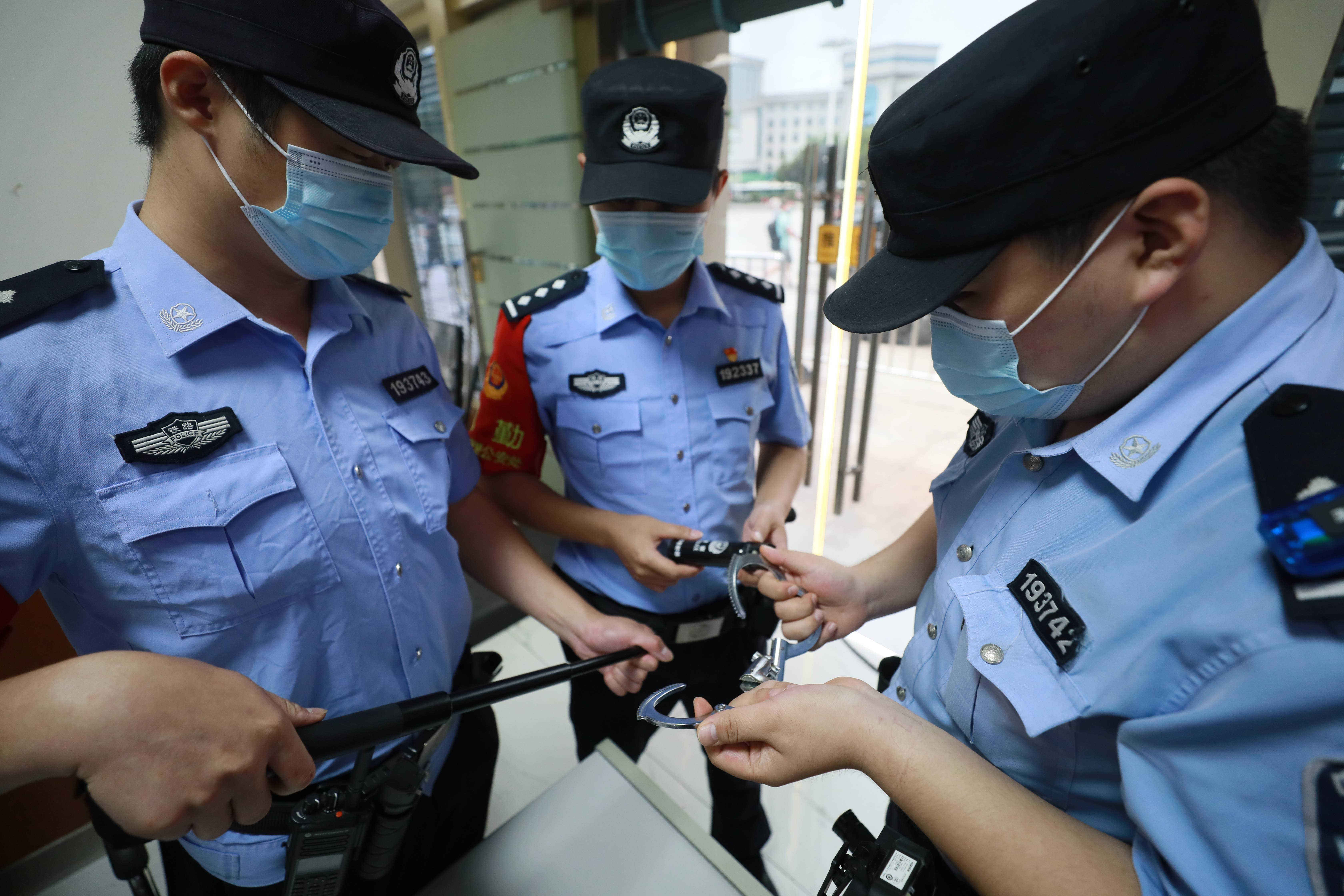 五月初五端午节,湖北武汉铁路民警在工作期间检查警用装备