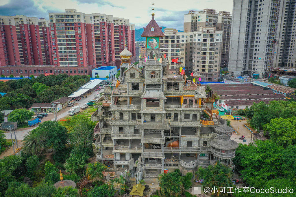 1/ 12 广西玉林市,北流新圩镇园艺场内,一栋30多米高的楼格外引人
