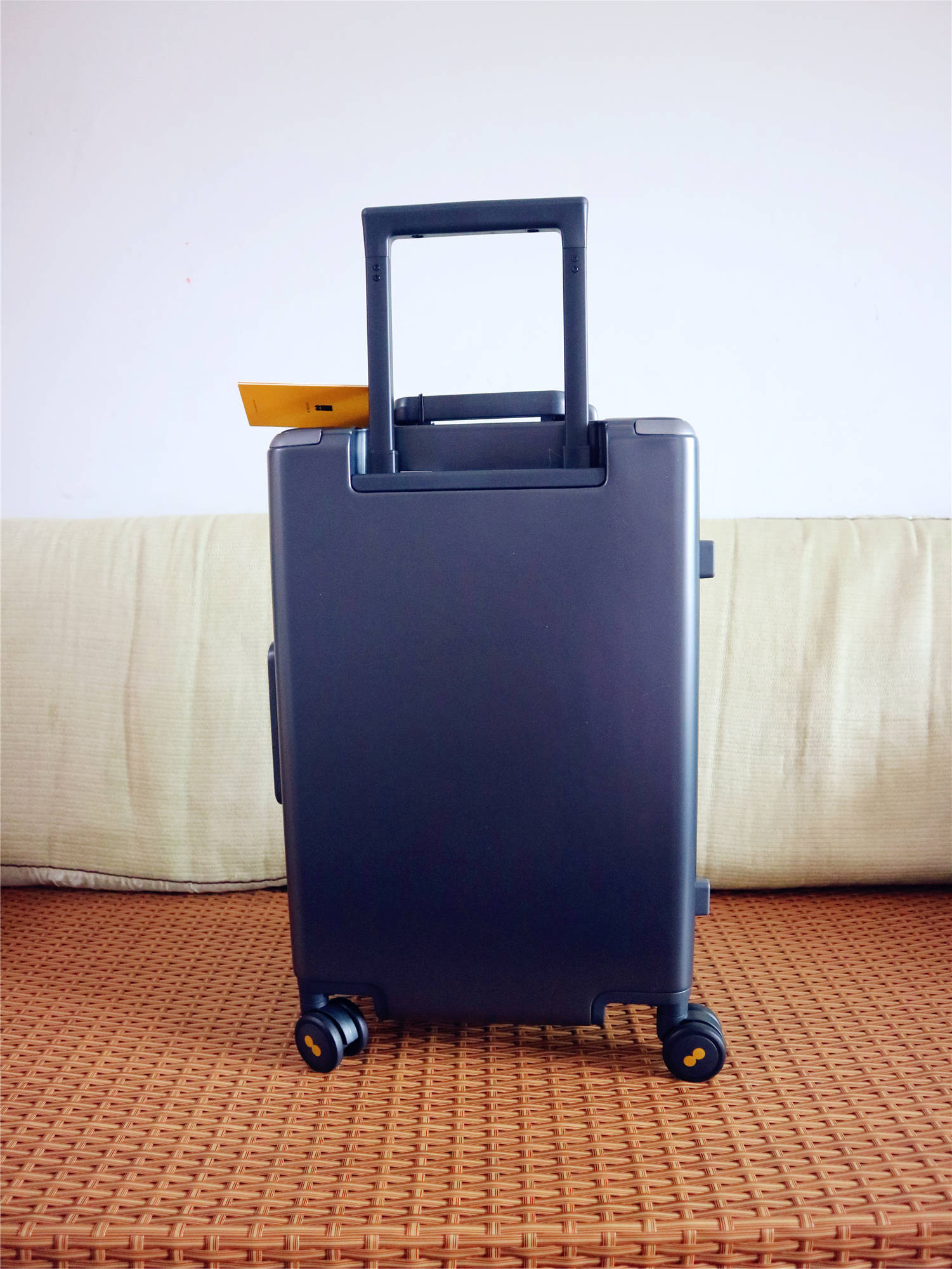 25kg,因为航空公司一般要求手提行李单件不得超过10kg,剩余的重量放置