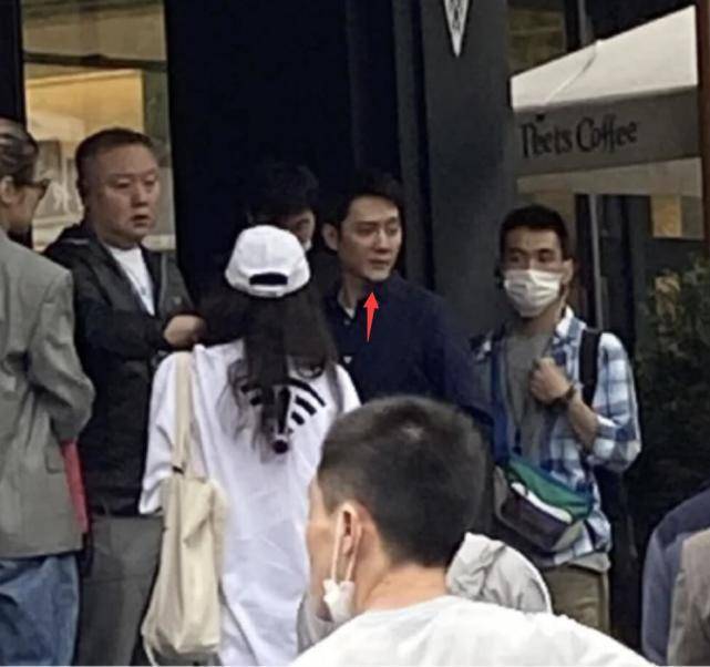 此前,还有网友晒出冯绍峰现身某菜市场拍戏,还说"偶遇冯绍峰拍戏