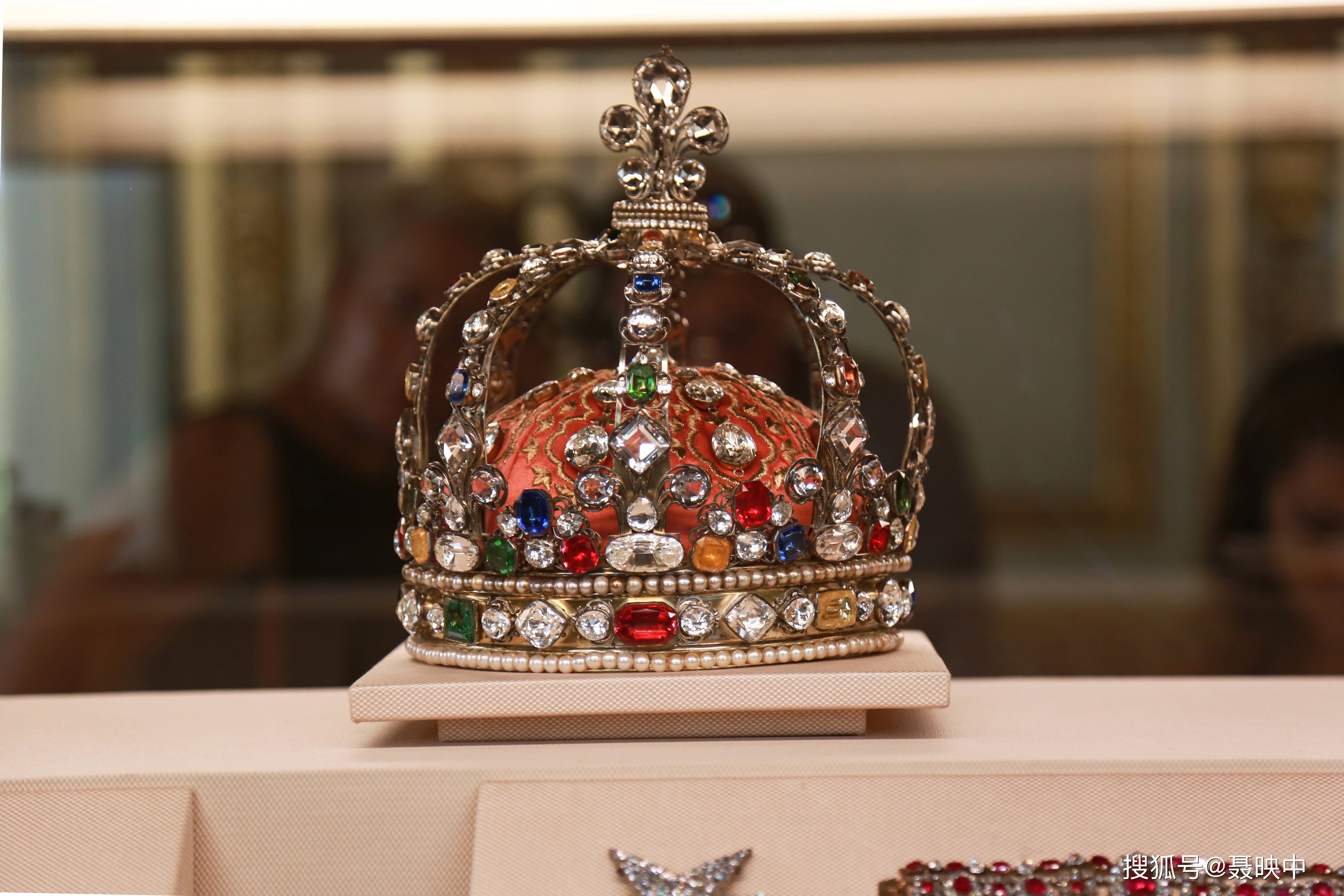【56】法国旧王朝仅存的王室王冠,王冠高24厘米,直径22厘米.