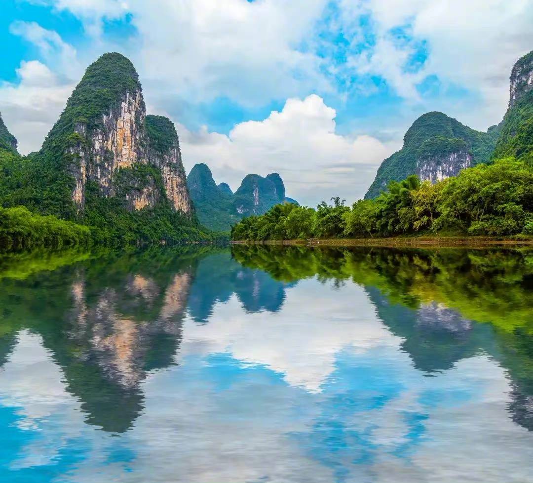 桂林山水甲天下,乘一叶竹筏漂荡于漓江之上,犹如行走于画中,充满着