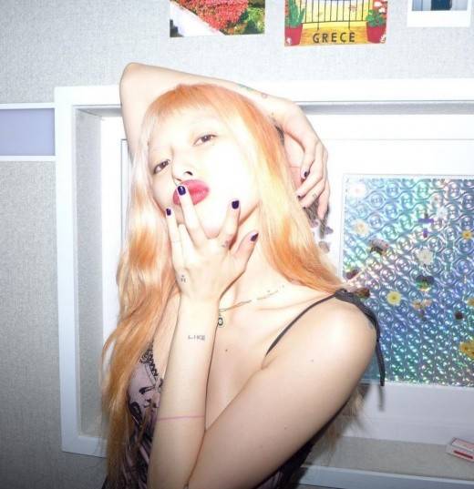 韩国女艺人泫雅发照片展性感诱惑魅力_郭明东