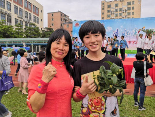 1/ 12 搜狐娱乐讯 近日,有网友发现星海中学分享了宋亚轩中学时期旧照