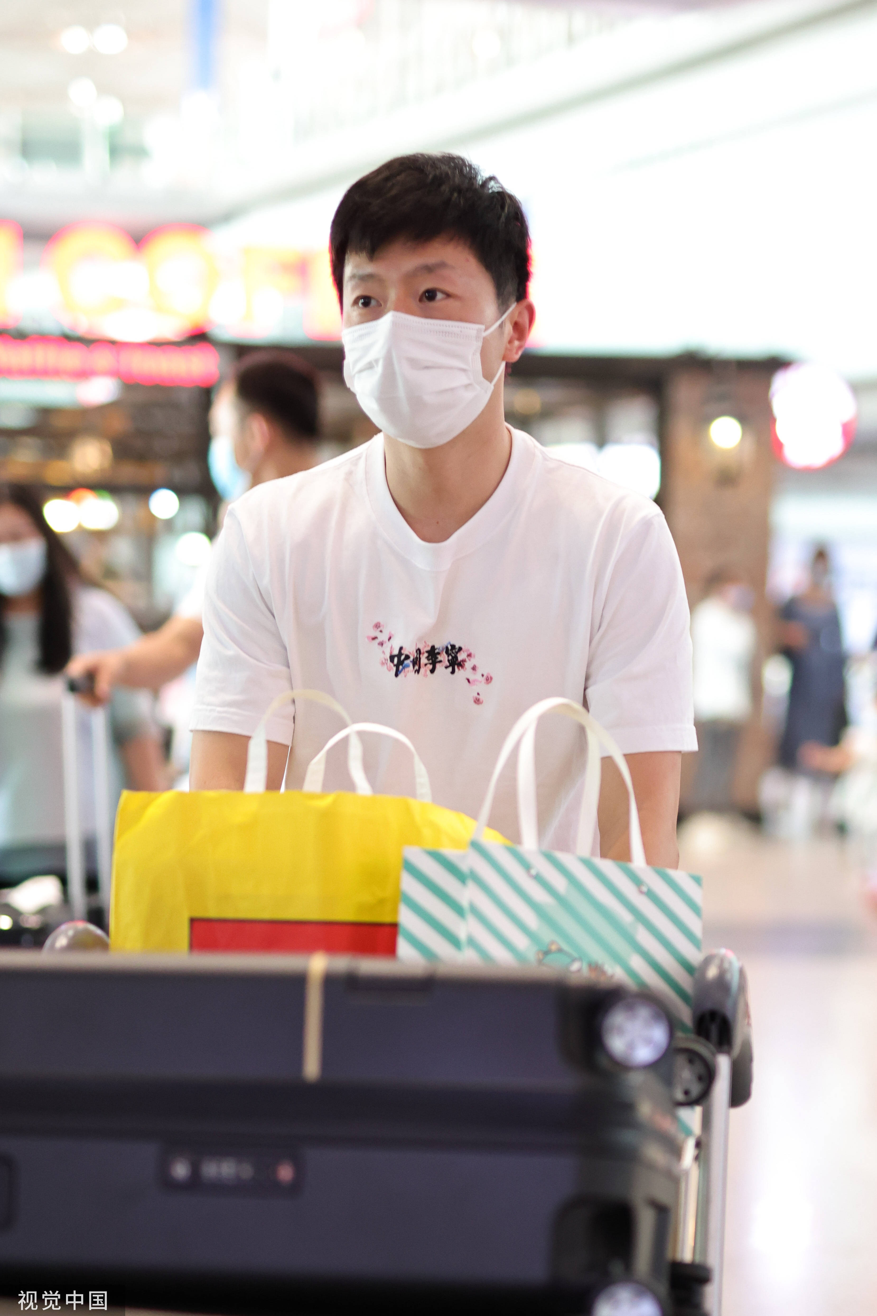 组图:热身赛结束马龙现身机场 身穿白t清爽亮相